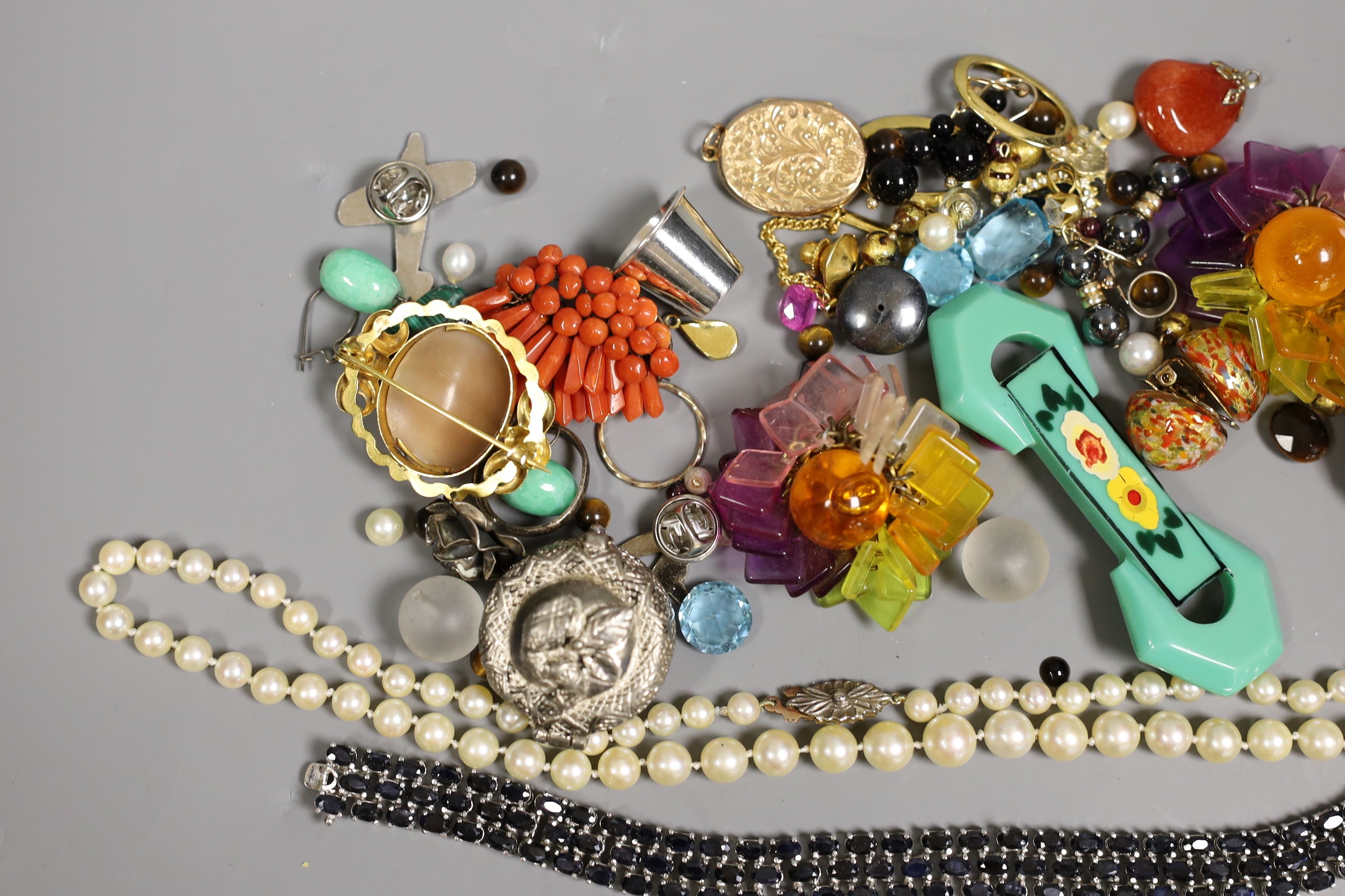 A mixed quantity of costume and other jewellery including cultured pearl necklace and cameo brooch.
